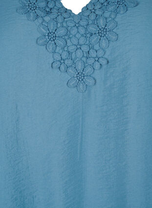 ZizziBlouse van viscose met v-hals en borduursel, Blue Heaven, Packshot image number 2