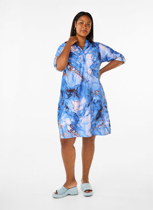 Zizzi Robe chemise en viscose avec imprimé marbre, Palace Blue AOP, Model image number 2