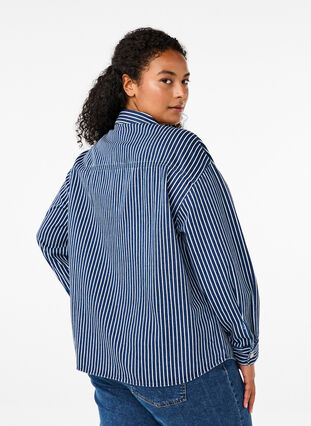 Zizzi Chemise en jean rayée avec poches de poitrine, Blue Denim Stripe, Model image number 1