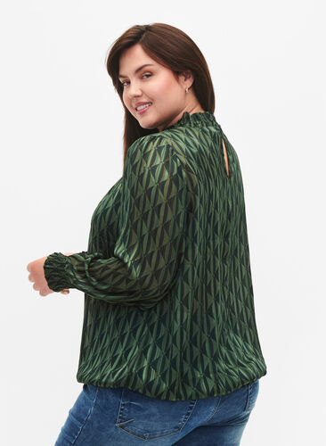 Zizzi Blouse imprimée à smock, Scarab AOP, Model image number 1