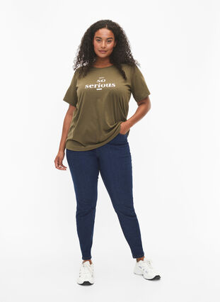 Zizzi FLASH - T-shirt avec motif, Ivy Green, Model image number 2