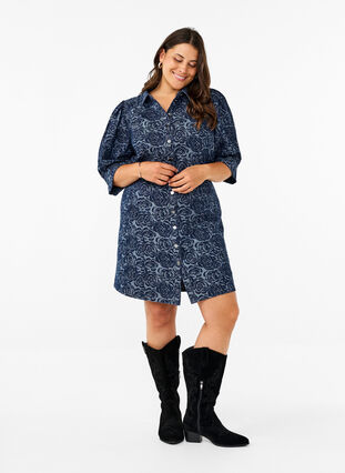 Zizzi Robe chemise en jean courte avec motif de rose, Denim Rose AOP, Model image number 3