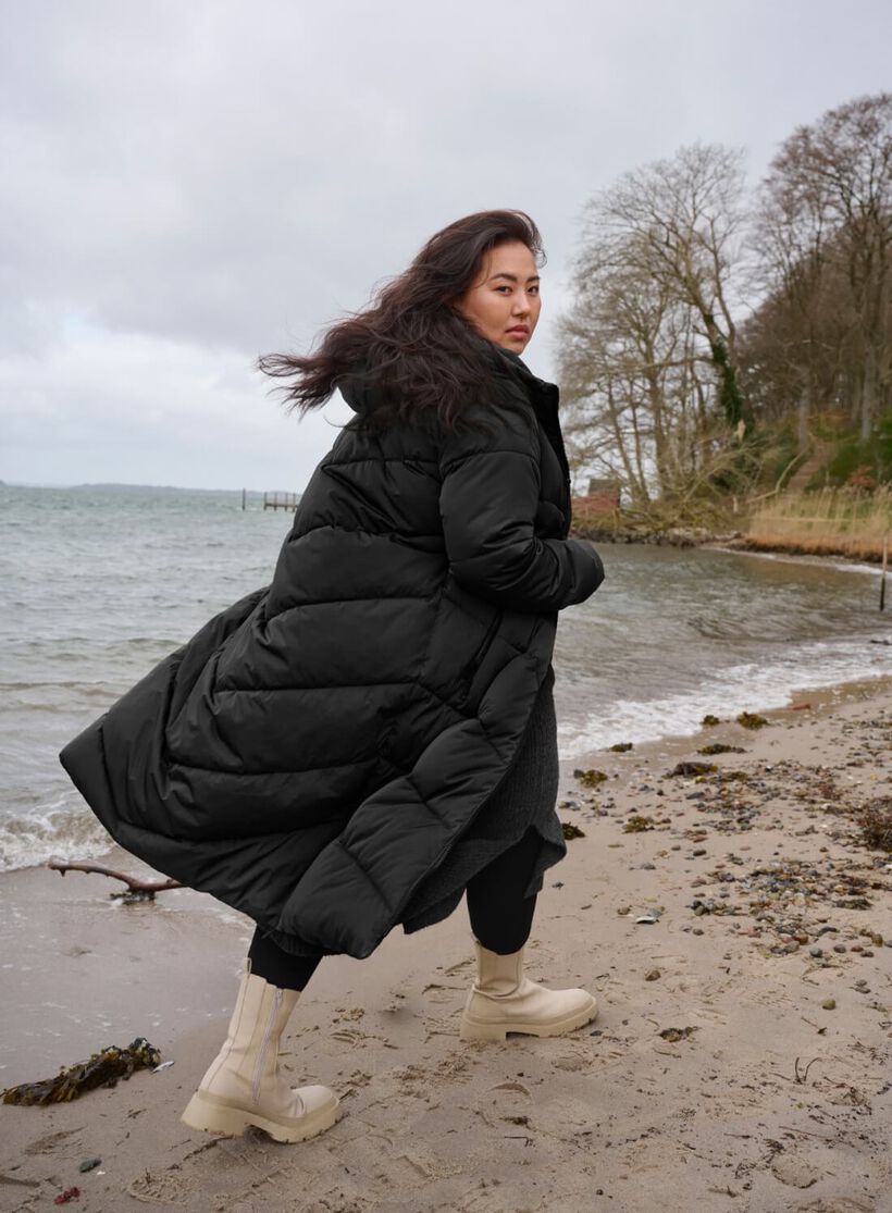 Longue veste polaire noire avec poches et capuche, , Model