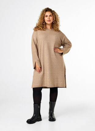 Zizzi Robe en maille à col rond et fendue, Desert Taupe Mel., Model image number 2