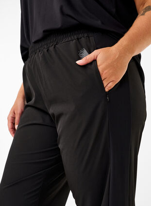 Zizzi Pantalon d’entraînement léger doté de poches, Black, Model image number 2