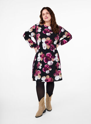 Zizzi Robe en viscose avec imprimé et manches longues, Black Pink FlowerAOP, Model image number 2