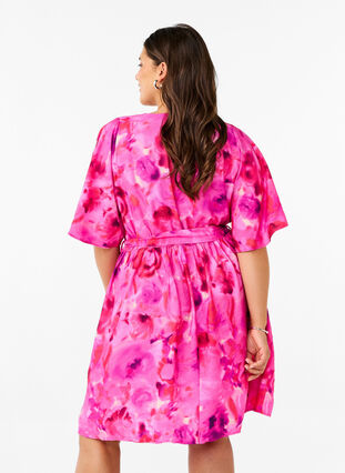 Zizzi Robe portefeuille mi-longue à imprimé floral, Pink Rose AOP, Model image number 2