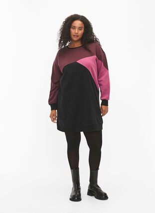 Zizzi Long sweat-shirt avec colorblock, Fudge Color B. , Model image number 2