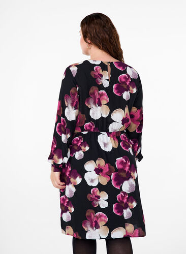 Zizzi Robe en viscose avec imprimé et manches longues, Black Pink FlowerAOP, Model image number 1