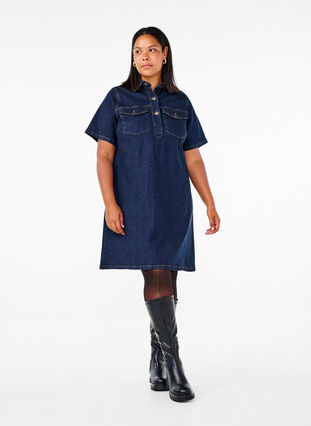 Zizzi Robe en denim avec manches courtes et poches de poitrine, Dark Blue Denim, Model image number 2