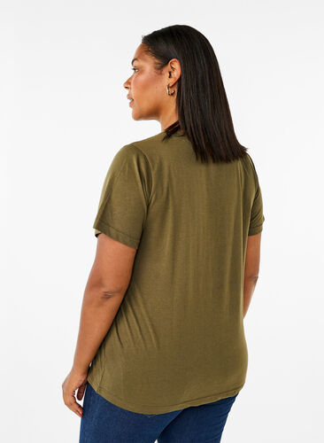 Zizzi FLASH - T-shirt avec motif, Olive Night Flower, Model image number 1