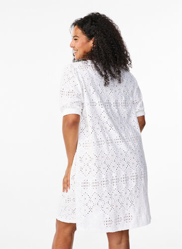 Zizzi Robe courte avec col en V et motifs à trous, Bright White, Model image number 1