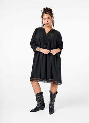 Zizzi Robe en coton avec détails en crochet, Black, Model image number 2