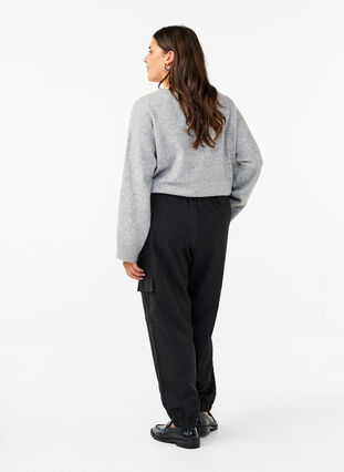 Zizzi Pantalon avec poches cargo et taille élastiquée, Black Sand Pin St., Model image number 1