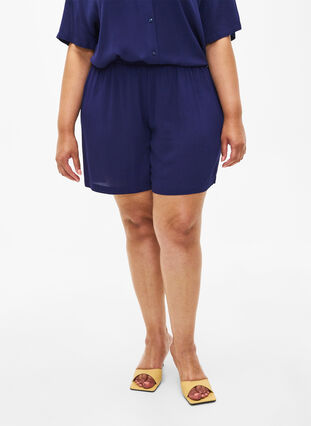 Zizzi Short taille haute en viscose, Medieval Blue, Model image number 2