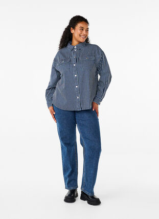 Zizzi Chemise en jean de couleur unie dotée de poches sur la poitrine, Blue Denim Stripe, Model image number 3