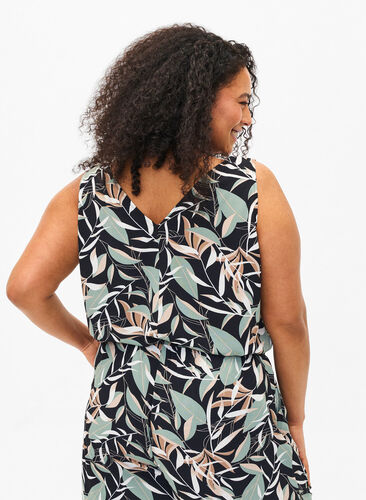 Zizzi Top floral avec col en V, Black w. Gr.Leaf AOP, Model image number 1