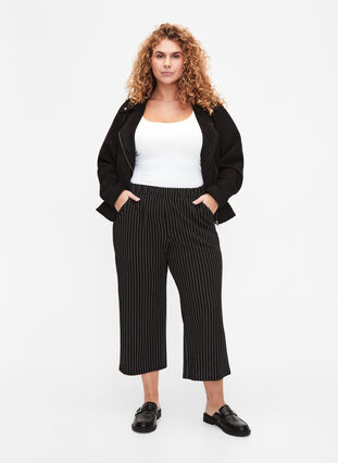 Zizzi Pantalon ample avec longueur 7/8, Black White Stirpe, Model image number 0