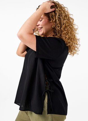 Zizzi Blouse à manches courtes en mélange de coton et lin avec détail lacé, Black, Model image number 2