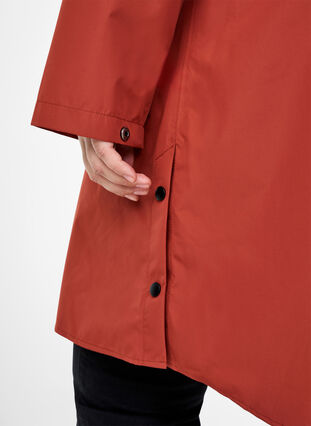 Zizzi Veste de pluie avec poches et capuche, Chili Oil, Model image number 2