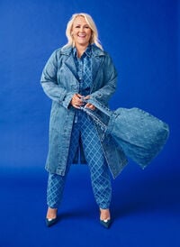 Denim trenchcoat met riem, Blue Denim, Model