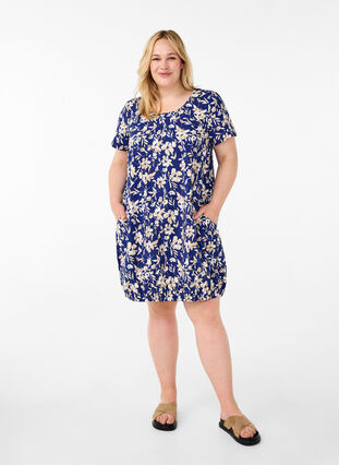 Zizzi Robe en coton à manches courtes avec imprimé floral, Blue W. Beige Flower, Model image number 2