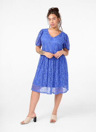 Zizzi Robe en dentelle à manches courtes avec col en V, Dazzling Blue, Model image number 2