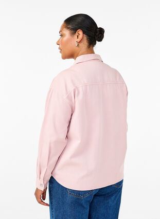 Zizzi Chemise en jean de couleur unie dotée de poches sur la poitrine, Pale Mauve, Model image number 1