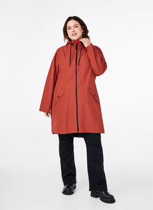 Zizzi Veste de pluie avec poches et capuche, Chili Oil, Model image number 3