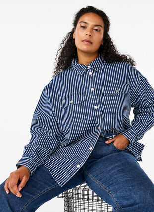 Zizzi Chemise en jean de couleur unie dotée de poches sur la poitrine, Blue Denim Stripe, Model image number 2