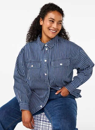 Zizzi Chemise en jean rayée avec poches de poitrine, Blue Denim Stripe, Image image number 0