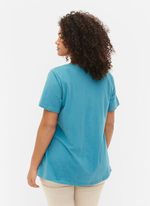 Zizzi T-shirt en coton uni basique, Brittany Blue, Model image number 1