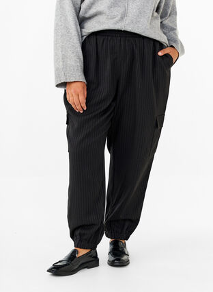 Zizzi Pantalon avec poches cargo et taille élastiquée, Black Sand Pin St., Model image number 2