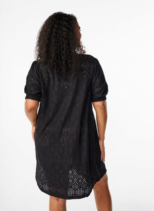 Zizzi Robe courte avec col en V et motifs à trous, Black, Model image number 1