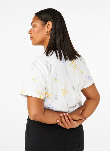 Zizzi T-shirt en coton biologique avec imprimé floral, Bright W. AOP, Model image number 1