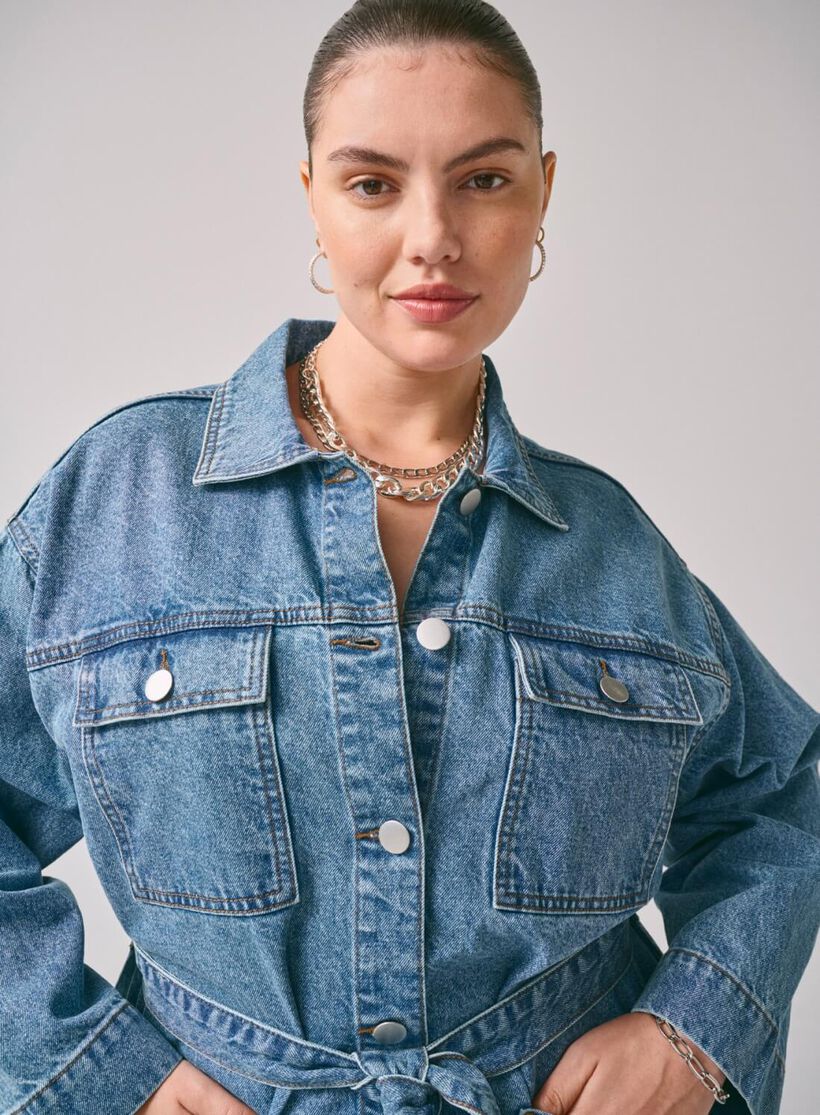 Zizzi Veste en jean avec ceinture à nouer, , Model, 2