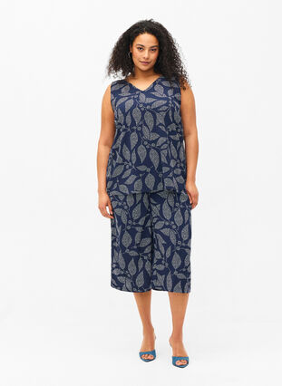 Zizzi Top floral avec col en V, Navy B. w. Dot Leaf, Model image number 2