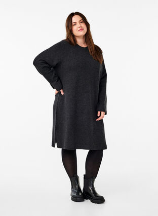 Zizzi Robe en maille à col rond et fendue, Dark Grey Melange, Model image number 2