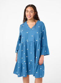Robe en coton doux avec des fleurs brodées, Blue Horizon Daisy, Model