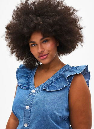 Zizzi Combinaison en denim avec volants, Light Blue Denim, Model image number 2