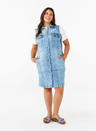 Zizzi Robe en jean sans manches avec détails à bords bruts, Light Blue Denim, Model image number 2