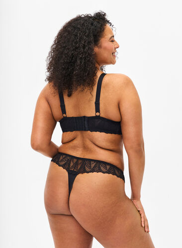 Zizzi Soutien-gorge en dentelle moulé avec armatures, Black, Model image number 1