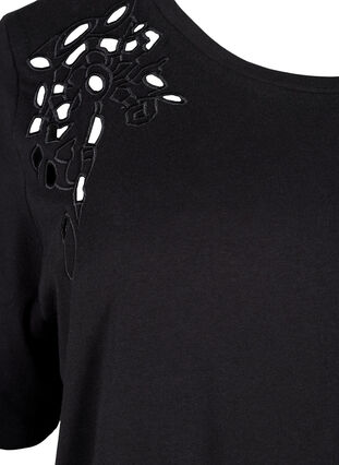 Zizzi T-shirt en coton bio avec détails brodés, Black, Packshot image number 2