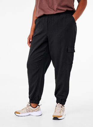 Zizzi Pantalon avec poches cargo et taille élastiquée, Black, Model image number 2