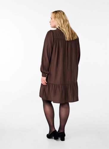 Zizzi Robe courte avec col à volants, Seal Brown, Model image number 1