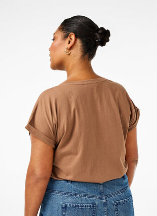 Zizzi T-shirt à manches courtes en mélange de coton, Coca Mocha, Model image number 1