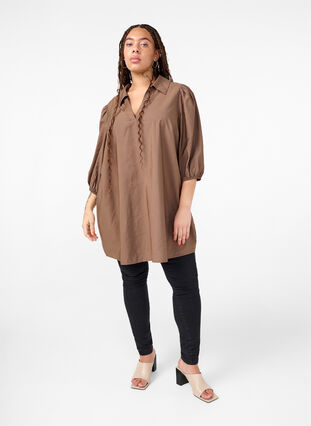 Zizzi Tunique en viscose avec décolleté en V et col, Chocolate Chip, Model image number 2