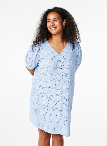 Zizzi Robe courte avec col en V et motifs à trous, Cashmere Blue, Model image number 0