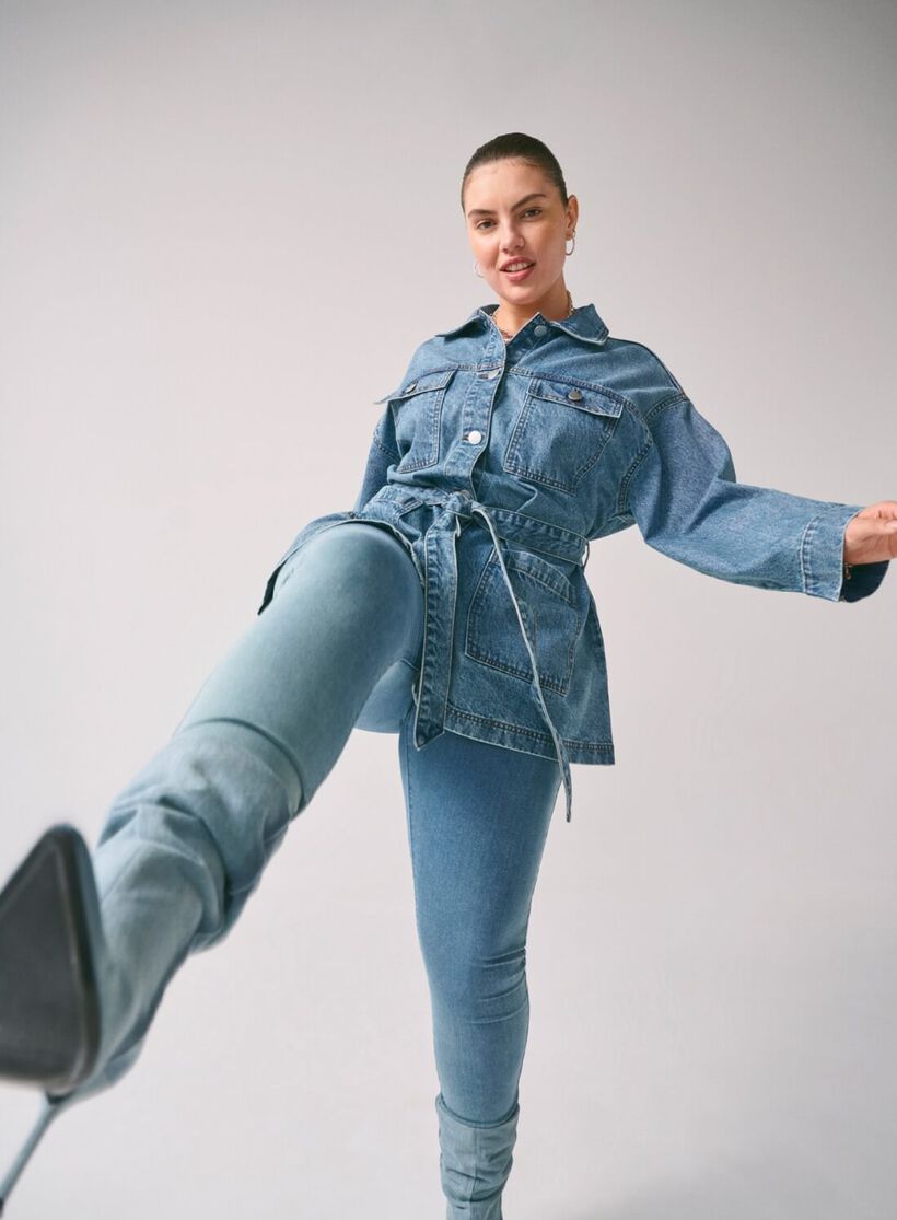 Zizzi Veste en jean avec ceinture à nouer, , Model, 1