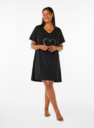 Zizzi Chemise de nuit en coton biologique et à col en V, Black Powerful, Model image number 2